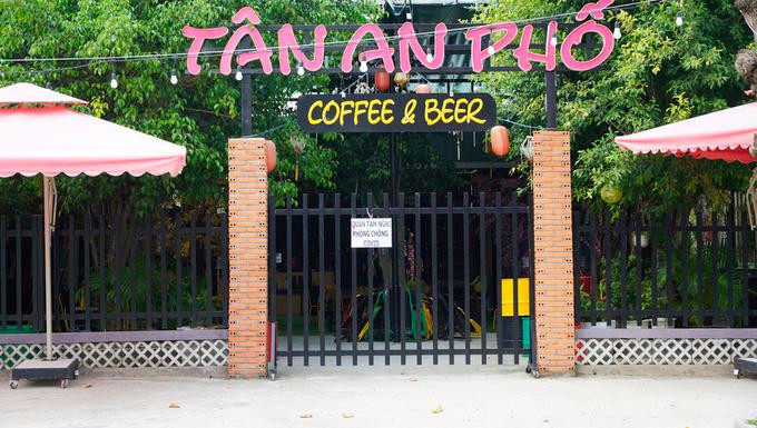 Một quán cà phê tại TP Tân An đóng cửa, treo biển &quot;Tạm nghỉ phòng chống Covid-19&quot;