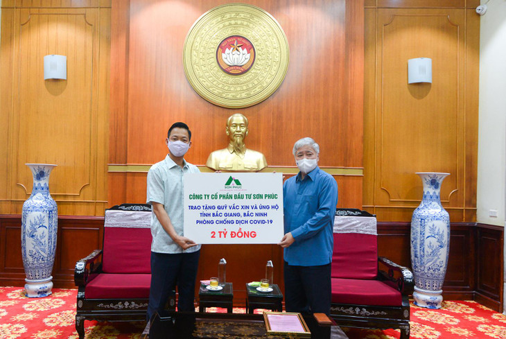 Ông Nguyễn Thế Hùng - Chủ tịch HĐQT Công ty CPĐT Sơn Phúc trao 2 tỷ đồng ủng hộ phòng chống dịch Covid-19 cho ông Đỗ Văn Chiến – Bí thư Trung ương Đảng, Chủ tịch Ủy ban Trung ương Mặt trận Tổ quốc Việt Nam.