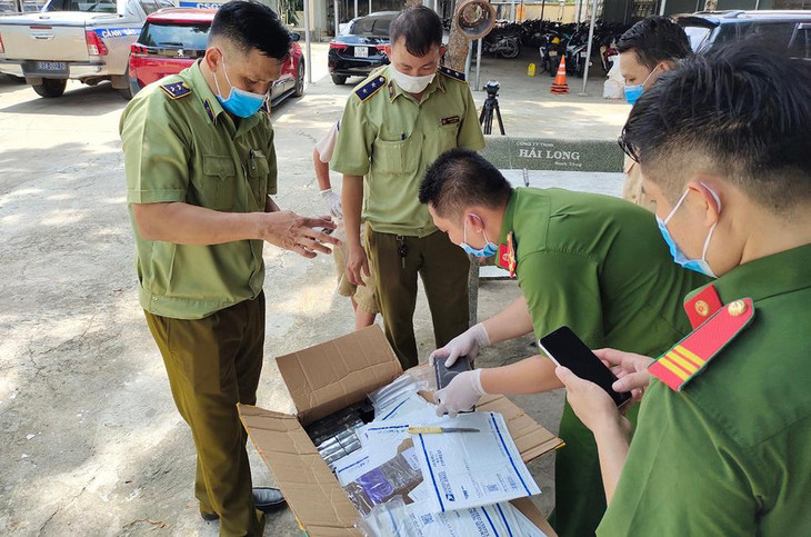 Lực lượng quản lý thị trường cùng cảnh sát kinh tế xác minh nguồn gốc xuất xứ của những chiếc điện thoại