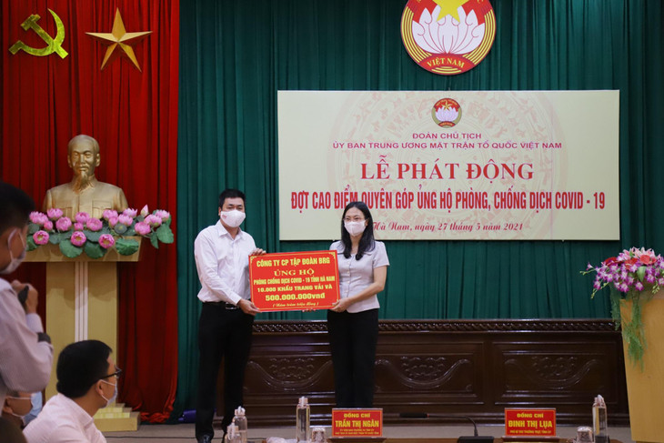 Tập đoàn BRG trao ủng hộ 500 triệu đồng và 10.000 khẩu trang vải kháng khuẩn cho UBND tỉnh Hà Nam