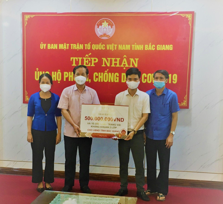 Tập đoàn BRG trao ủng hộ 500 triệu đồng và 10.000 khẩu trang vải kháng khuẩn cho UBND tỉnh Bắc Giang