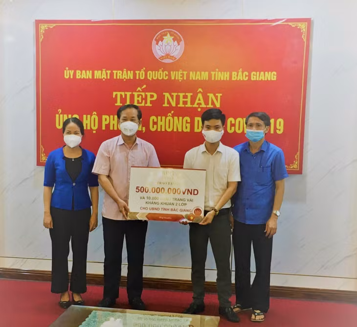 Tập đoàn BRG trao ủng hộ 500 triệu đồng và 10.000 khẩu trang vải kháng khuẩn cho UBND tỉnh Bắc Giang