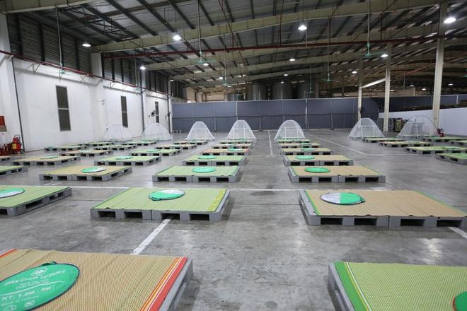 Chỗ ngủ tạm của công nhân nhà máy sữa Vinamik Tiên Sơn đảm bảo đúng khoảng cách. Công ty trang bị màn chụp cho mỗi công nhân để đảm bảo sức khỏe.