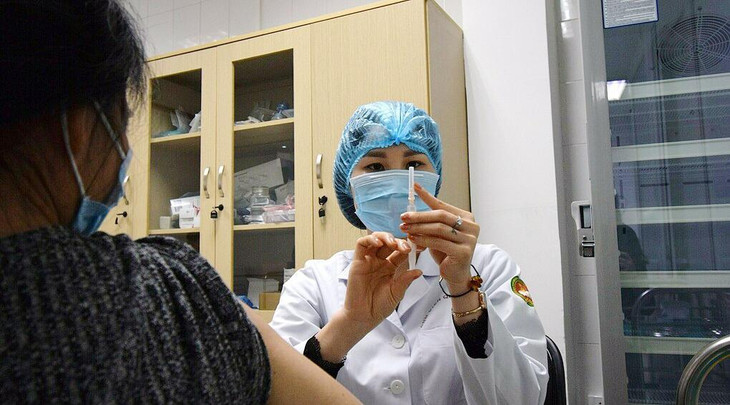 Nhân viên y tế chuẩn bị tiêm thử nghiệm vaccine Nanocovax cho người tình nguyện tại Học viện Quân y