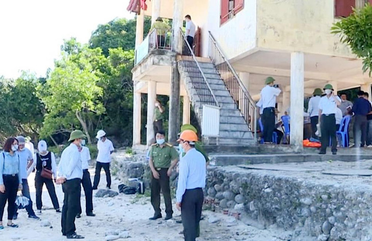 Lực lượng chức năng triển khai việc cưỡng chế công trình xây dựng trái phép trên đảo Cát Bà