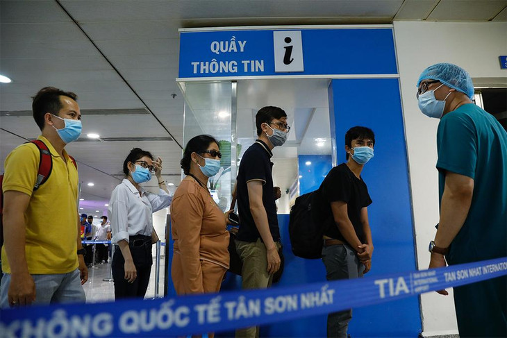 Hành khách xét nghiệm Covid-19 tại sân bay Tân Sơn Nhất