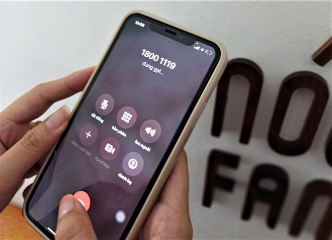 Người dân có thể gọi điện đến tổng đài 18001119 để được hướng dẫn khai báo y tế và giải quyết vấn đề cần thiết