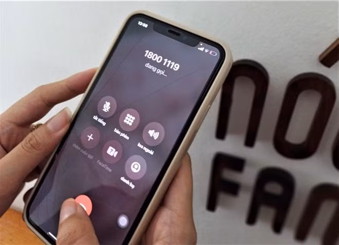 Người dân có thể gọi điện đến tổng đài 18001119 để được hướng dẫn khai báo y tế và giải quyết vấn đề cần thiết