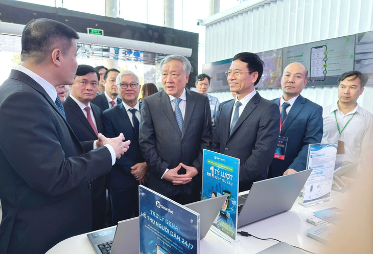 Phó Thủ tướng Thường trực Chính phủ Nguyễn Hòa Bình tham khu trình diễn các giải pháp số của VNPT tại Diễn đàn Quốc gia Phát triển Kinh tế số và Xã hội số lần thứ II. Ảnh: Chi Tưởng