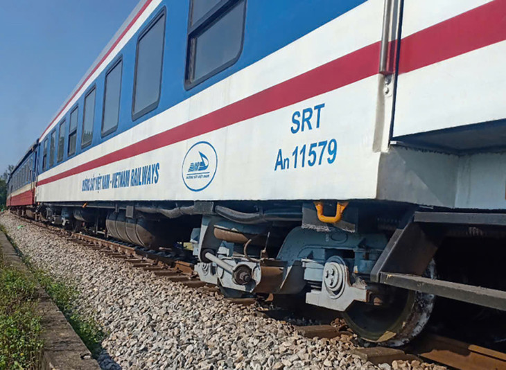 Tàu khách SE7 bị trật bánh khỏi đường ray