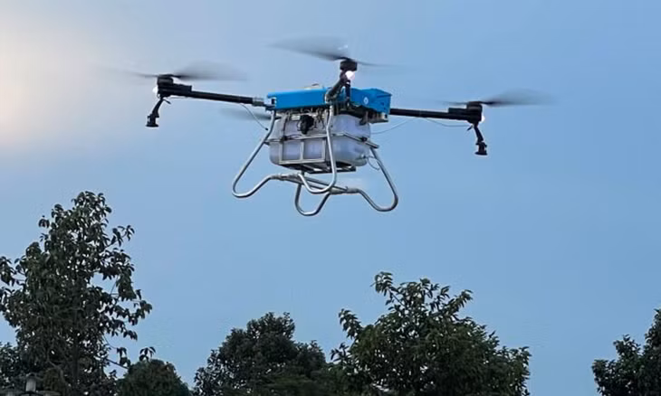 Máy bay không người lái phun thuốc trừ sâu do giảng viên và sinh viên Đại học Sư phạm Kỹ thuật TP.HCM chế tạo