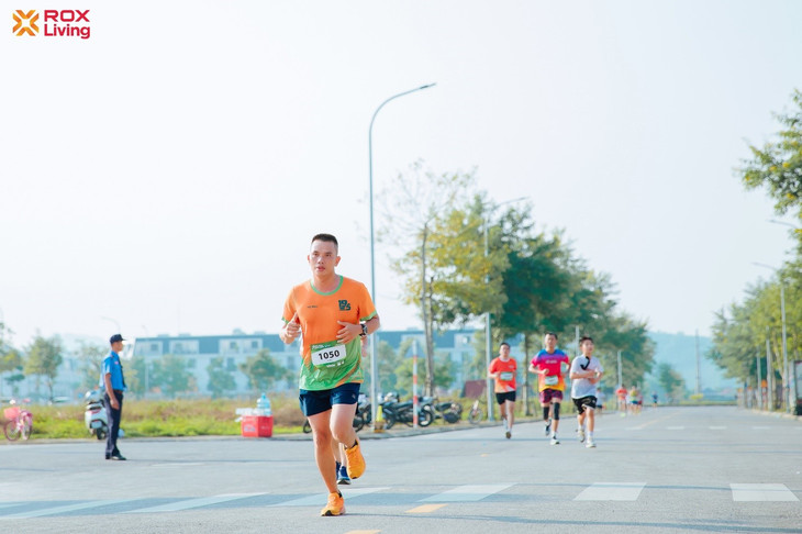 Cung đường chạy sạch đẹp, không gian xanh mát là điều kiện lý tưởng cho vận động viên tự tin sải bước. Cung đường chạy sạch đẹp, không gian xanh mát là điều kiện lý tưởng cho vận động viên tự tin sải bước.