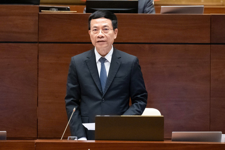 Bộ trưởng Bộ Thông tin và Truyền thông Nguyễn Mạnh Hùng báo cáo một số vấn đề liên quan tới nội dung chất vấn