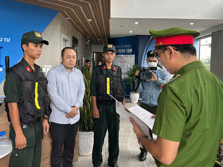 Nguyễn Quang Hoàng nghe đọc lệnh khám xét nơi ở