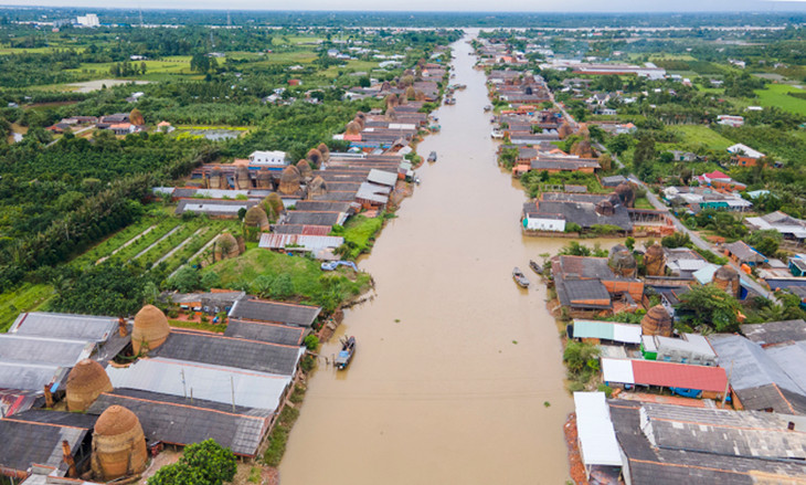 Hàng trăm lò sản xuất gạch, gốm đỏ ven kênh Thầy Cai ở huyện Mang Thít, tỉnh Vĩnh Long Hàng trăm lò sản xuất gạch, gốm đỏ ven kênh Thầy Cai ở huyện Mang Thít, tỉnh Vĩnh Long