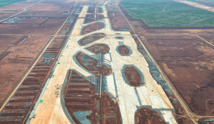 Đường cất hạ cánh số 1 sân bay Long Thành đang hoàn thiện Đường cất hạ cánh số 1 sân bay Long Thành đang hoàn thiện