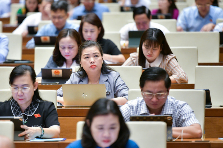 Phiên chất vấn đối với lĩnh vực thông tin và truyền thông diễn ra sôi nổi với 36 đại biểu Quốc hội chất vấn, 9 đại biểu Quốc hội tranh luận