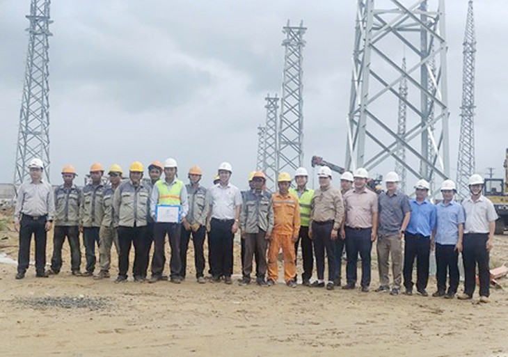 Lãnh đạo EVNNPT tặng quà động viên các đơn vị tham gia dự án