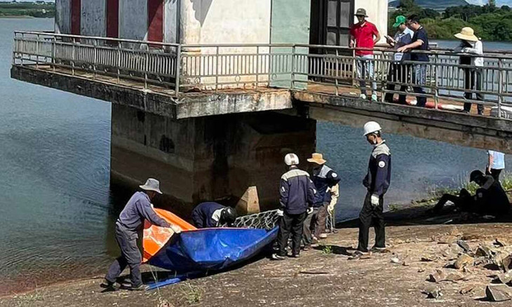 Lực lượng chức năng làm rọ đá và bạt vá lỗ thủng ở đập