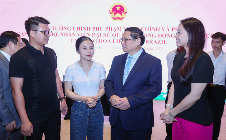Ngay sau khi đặt chân tới Rio de Janeiro, Thủ tướng gặp gỡ cộng đồng người Việt Nam tại Brazil