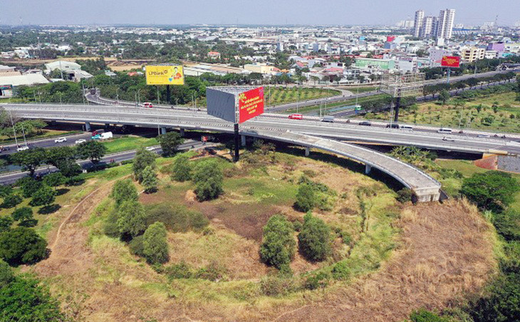 Một nhánh đường nối với đại lộ Võ Văn Kiệt thuộc dự án nằm trơ trọi sau 6 năm dừng thi công