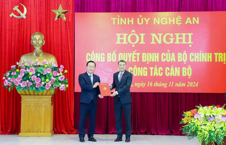 Ông Lê Minh Hưng, Ủy viên Bộ Chính trị, Bí thư Trung ương Đảng, Trưởng Ban Tổ chức Trung ương, trao quyết định của Bộ Chính trị chuẩn y ông Nguyễn Đức Trung giữ chức Bí thư Tỉnh ủy Nghệ An