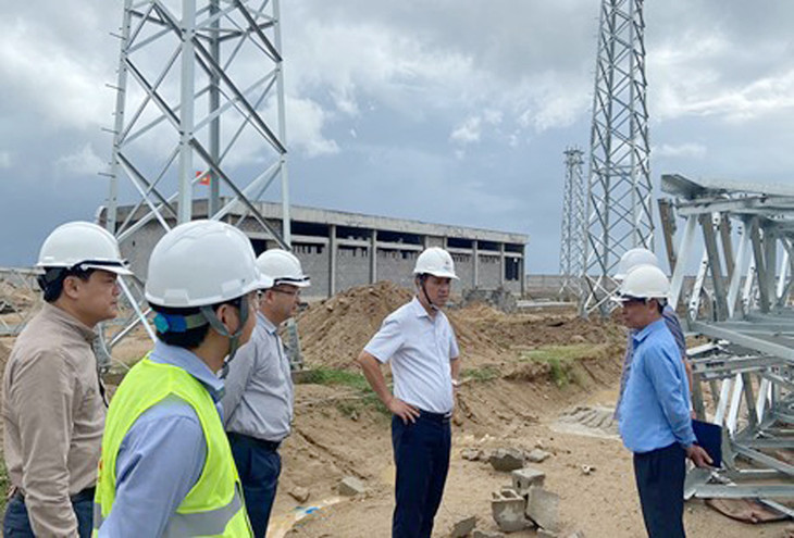 Phó Tổng giám đốc EVNNPT Bùi Văn Kiên kiểm tra công trường và nghe báo cáo tiến độ triển khai dự án