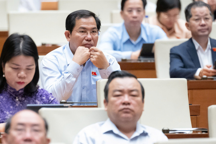 Tại phiên chất vấn đối với nhóm vấn đề thứ nhất thuộc lĩnh vực ngân hàng đã có 43 đại biểu Quốc hội chất vấn, 1 đại biểu Quốc hội tranh luận