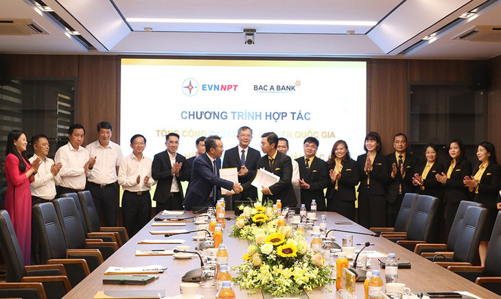 Ông Trần Thế Hùng - Giám đốc NPTPMB và ông Đào Đức Vĩnh San, Giám đốc BAC A BANK Chi nhánh Đồng Nai ký kết hợp đồng tài trợ Dự án Lắp máy biến áp 500kV - 900MVA thứ 2 và máy biến áp 220 kV - 250MVA thứ 2 trạm biến áp 500kV Chơn Thành trước sự chứng kiến của lãnh đạo 2 bên. Ông Trần Thế Hùng - Giám đốc NPTPMB và ông Đào Đức Vĩnh San, Giám đốc BAC A BANK Chi nhánh Đồng Nai ký kết hợp đồng tài trợ Dự án Lắp máy biến áp 500kV - 900MVA thứ 2 và máy biến áp 220 kV - 250MVA thứ 2 trạm biến áp 500kV Chơn Thành trước sự chứng kiến của lãnh đạo 2 bên.
