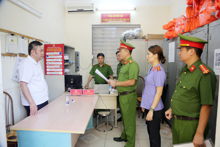 Cơ quan Cảnh sát điều tra Công an tỉnh Quảng Ninh tống đạt các quyết định tố tụng đối với Vũ Đình Kiên Cơ quan Cảnh sát điều tra Công an tỉnh Quảng Ninh tống đạt các quyết định tố tụng đối với Vũ Đình Kiên