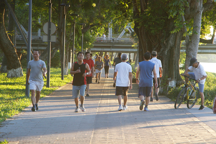 Người dân Huế tập thể dục bên dòng sông Hương Người dân Huế tập thể dục bên dòng sông Hương