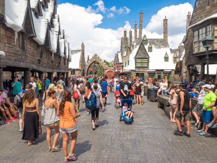 Đông đảo du khách tham quan công viên chủ đề Harry Potter của Universal tại Orlando, Mỹ