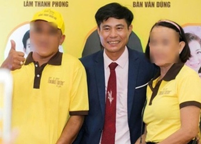 Nguyễn Khắc Đồi, Chủ tịch HĐQT kiêm Tổng Giám đốc Công ty Gold Time (đứng giữa) bị điều tra lừa hơn 800 tỷ đồng