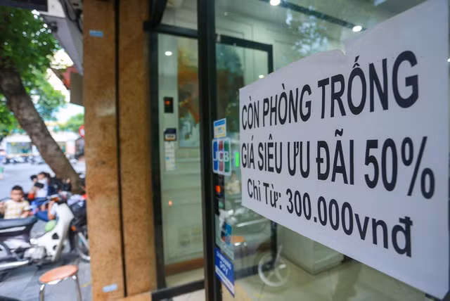 “Khách sạn chúng tôi đã từng đóng cửa 2 lần, nay mở lại, dù đã giảm giá phòng nhưng vẫn rất ít khách tới thuê. Những năm trước, thời điểm này gần như khách sạn nào cũng kín phòng”, anh C, lễ tân của một khách sạn trên phố Hàng Hành chia sẻ.