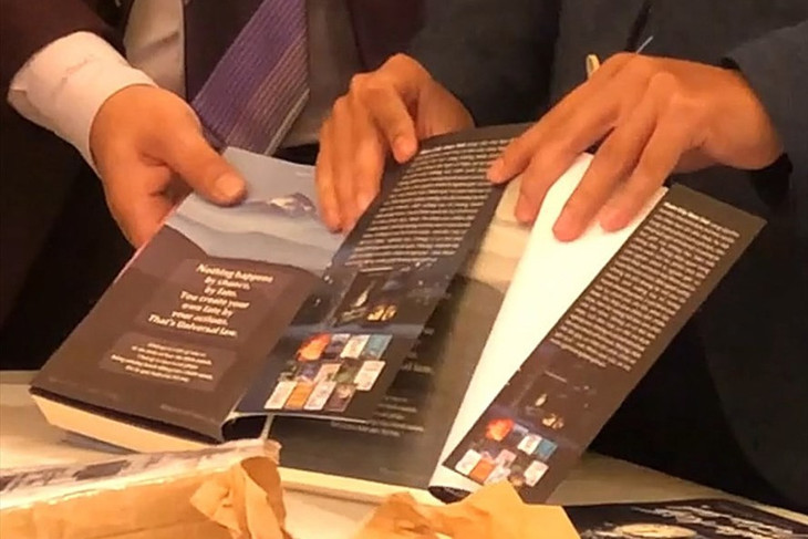 So sánh sách thật và sách giả tại sự kiện First News - Trí Việt công bố khởi kiện Lazada