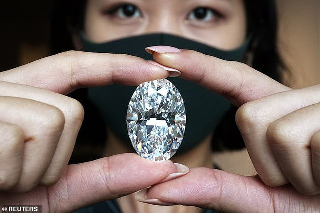 Viên kim cương nặng 102,39 carat