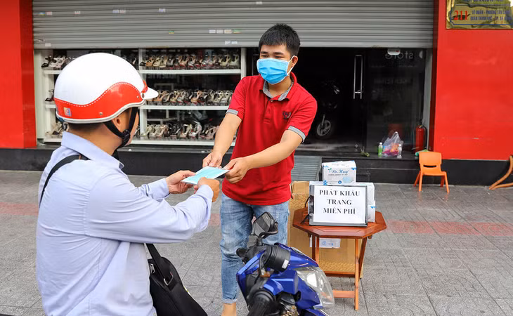 Người dân Đà Nẵng phát khẩu trang miễn phí trên vỉa hè để cùng nhau chống Covid-19