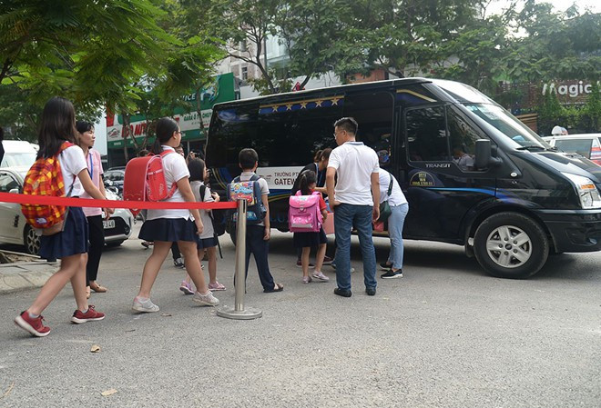 Xe đưa đón học sinh tại trường tiểu học Gateway (Cầu Giấy) Xe đưa đón học sinh tại trường tiểu học Gateway (Cầu Giấy)