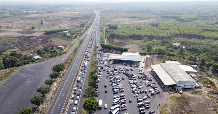 Những dòng xe đầu tiên đi vào cao tốc Dầu Giây - Phan Thiết sau lễ thông xe ngày 29/4