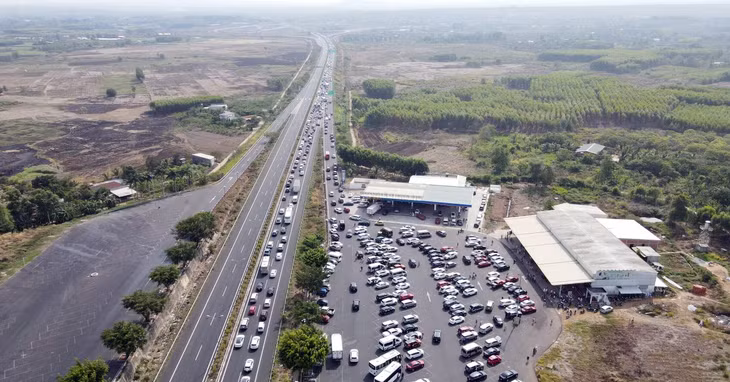 Những dòng xe đầu tiên đi vào cao tốc Dầu Giây - Phan Thiết sau lễ thông xe ngày 29/4