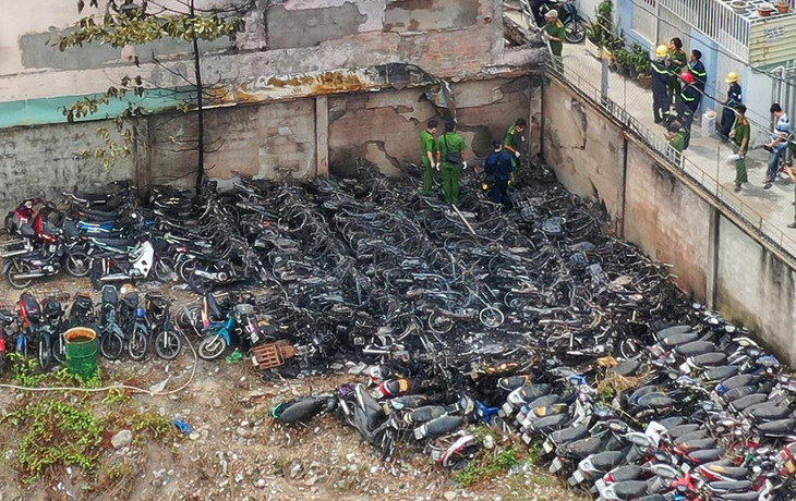 Hơn 70 xe máy bị cháy tại bãi giữ xe CSGT TP. Thủ Đức