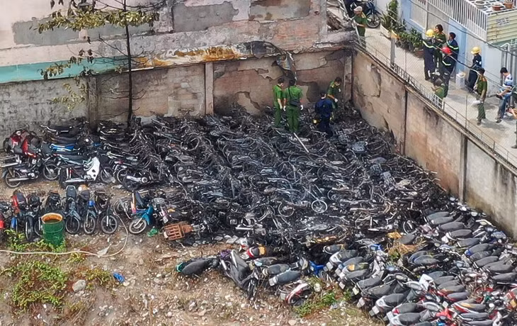 Hơn 70 xe máy bị cháy tại bãi giữ xe CSGT TP. Thủ Đức