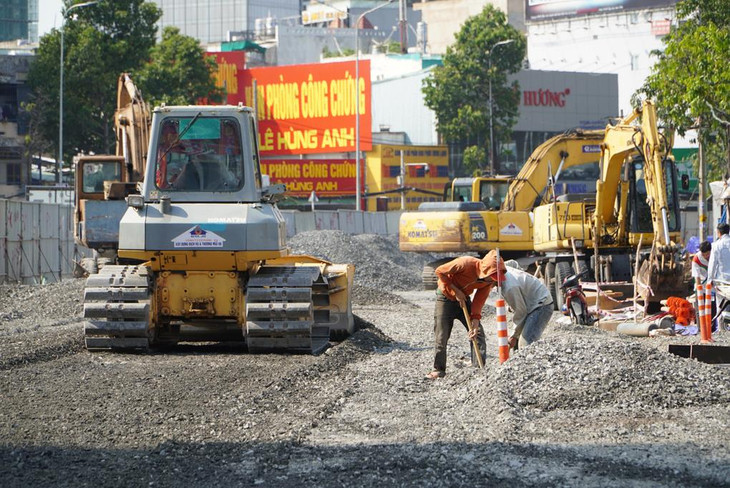 Công nhân thi công trên công trường đường Nguyễn Hữu Cảnh