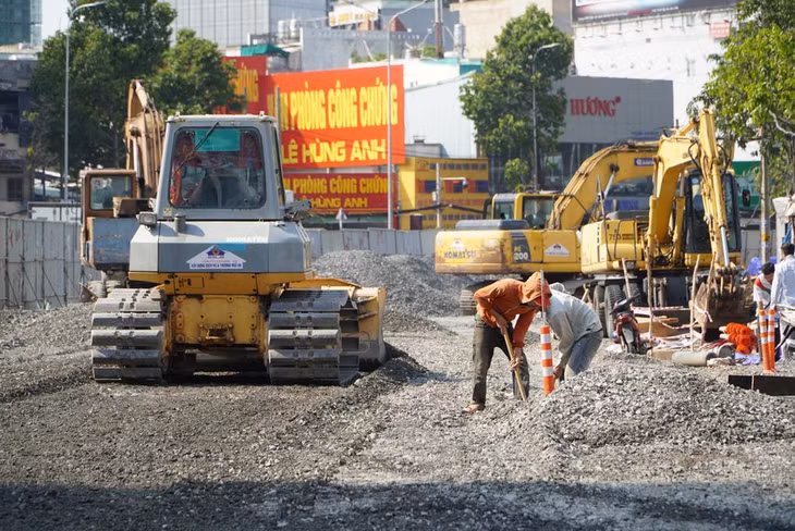 Công nhân thi công trên công trường đường Nguyễn Hữu Cảnh