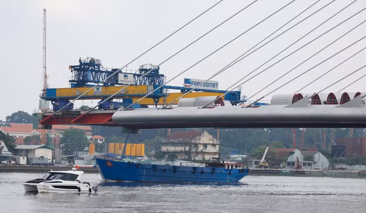 Nhà thầu từng cảnh báo việc thi công dang dở khiến dầm có nguy cơ bị vặn, xoay, tạo ra ứng suất phát sinh trong kết cấu nhịp và trụ. Bên cạnh đó, các dây văng chưa được lắp thiết bị giảm chấn sẽ làm tình trạng dao động này trầm trọng hơn.