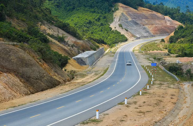 Theo ông Quý, nếu thời tiết thuận lợi thì khoảng một tháng nữa, đơn vị liên quan sẽ hoàn thành các công trình phụ như ta tuy, ống thoát nước ở một số vị trí.