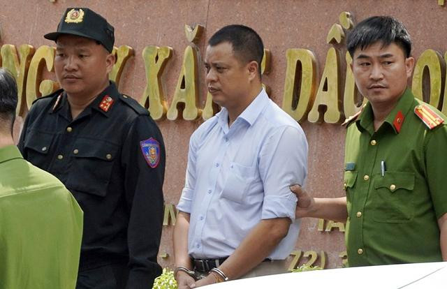 Lương Đình Tiến - Giám đốc Công ty Xăng dầu Long An bị đưa về cơ quan điều tra