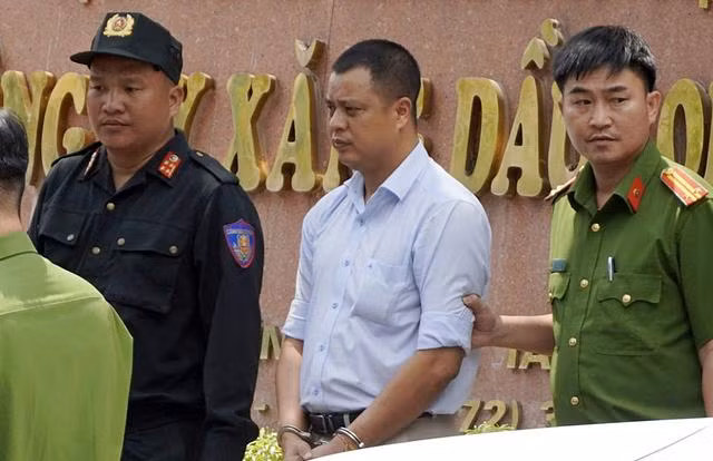 Lương Đình Tiến - Giám đốc Công ty Xăng dầu Long An bị đưa về cơ quan điều tra