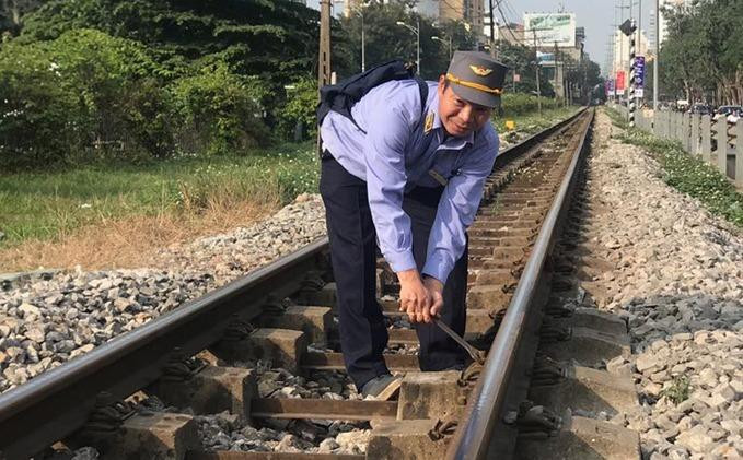 Công nhân tuần đường làm việc trên cung đường sắt qua Hà Nội