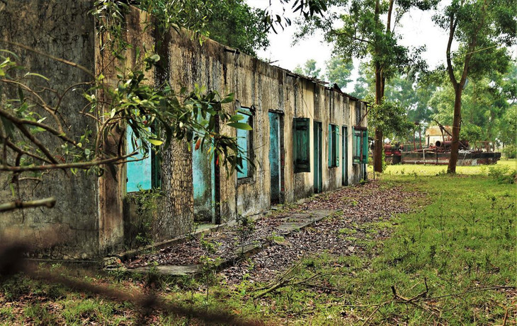 Một số khu nhà điều hành, nhà ở công nhân bỏ hoang, hư hỏng.